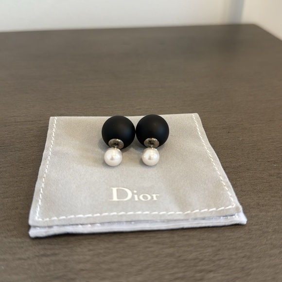 Dior | Tribales Pearl Black Earrings - Picture 2 of 9